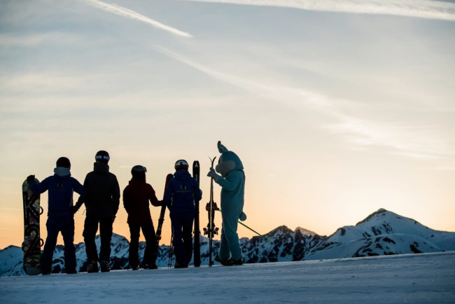 Eine Gruppe von Skilehrern mit Maskottchen Snowy, dem Schneehasen