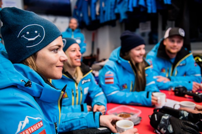 Das Team im Guppenraum bei der täglichen Besprechung bevor der Skischul-Tag beginnt.